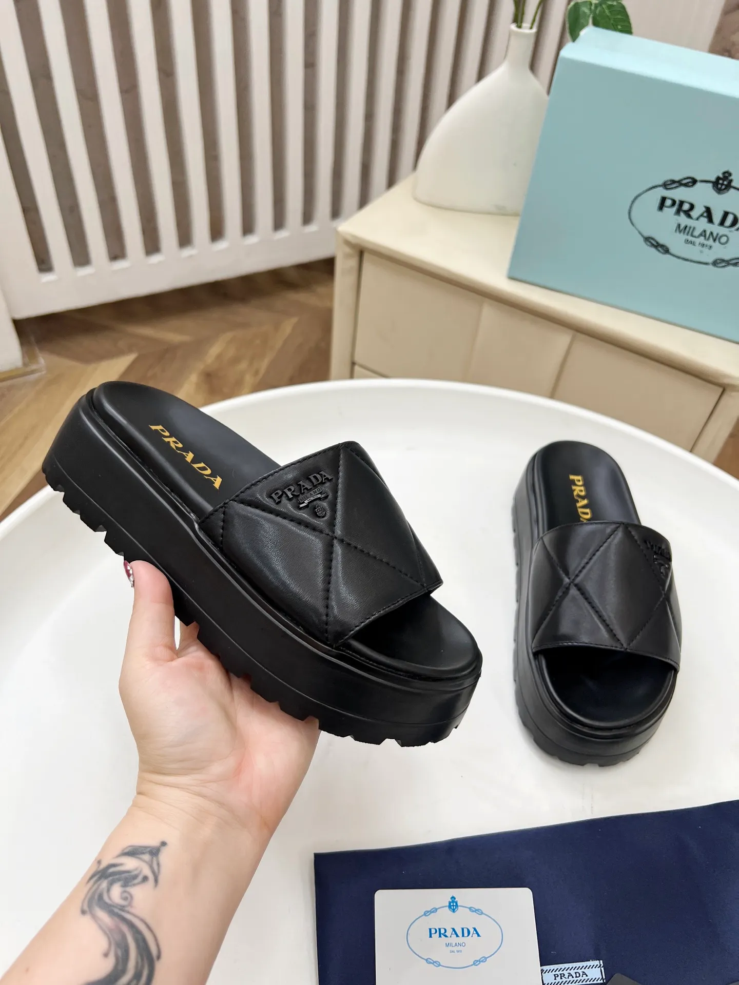 👟👟Ex-factory price 440👟👟 Prada/Prada 25ss summer new couple's beach thick-soled Birkenstock sandals. This shoe style is really a classic design that will not go out of style and is in line with everyone's current pursuit of comfortable and healthy wearing concepts. It is regarded by many domestic and foreign celebrities and fashionistas as an important choice for daily slippers. ✔Upper: imported super soft sheepskin ✔Inner lining: imported sheepskin ✔Hardware: Original molded split hardware ✔Outsole: Ultra-light, wear-resistant and non-slip foam sole ✔Number of yards: 35~40 (custom-made 40 pieces are non-refundable)
